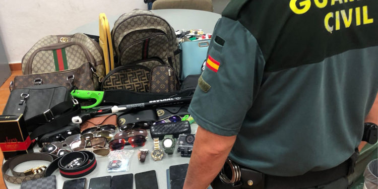 Imagen de todos los objetos que podrían haber sido hurtados por los detenidos. Imagen cedida por la Guardia Civil.