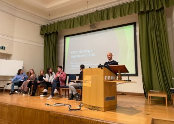 El guanyador, Tristan Lee, explicant el seu treball.