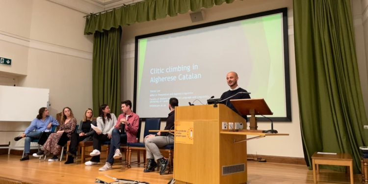 El guanyador, Tristan Lee, explicant el seu treball.