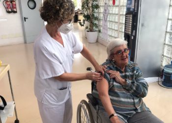 La coordinadora de vacunación, Encarna Medina, administra la 4ª dosis a Carmen Valiente Soler, usuaria de la Residencia Cas Serres. Imagen cedida por el Área de Salud de Ibiza y Formentera.