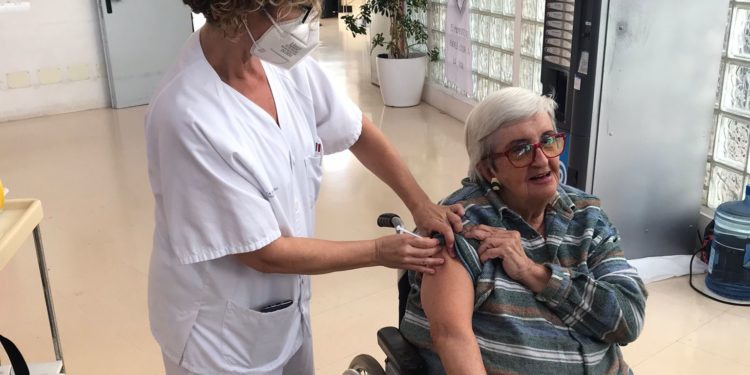 La coordinadora de vacunación, Encarna Medina, administra la 4ª dosis a Carmen Valiente Soler, usuaria de la Residencia Cas Serres. Imagen cedida por el Área de Salud de Ibiza y Formentera.