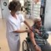 La coordinadora de vacunación, Encarna Medina, administra la 4ª dosis a Carmen Valiente Soler, usuaria de la Residencia Cas Serres. Imagen cedida por el Área de Salud de Ibiza y Formentera.