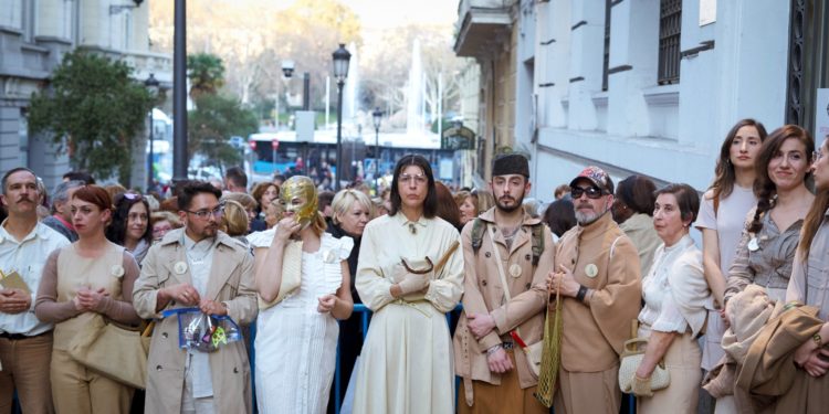'Performance' grupal con la artista Miss Beige en el centro, agarrando su bolso y su martillo. Foto: Ivan Pinilla.