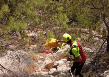 Rescate de un joven en Cala d'en Sardina. Imagen cedida por Bomberos Ibiza.