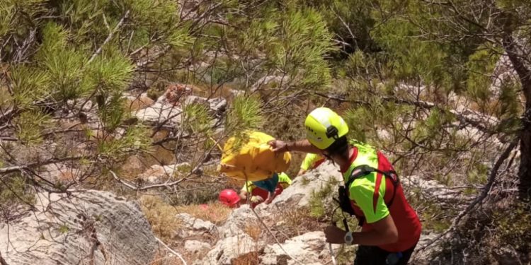 Rescate de un joven en Cala d'en Sardina. Imagen cedida por Bomberos Ibiza.