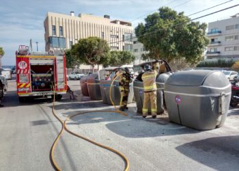 Los bomberos sofocando el fuego originado en un contenedor. Imagen cedida por el Parque Insular.