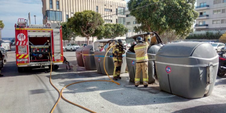 Los bomberos sofocando el fuego originado en un contenedor. Imagen cedida por el Parque Insular.