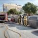 Los bomberos sofocando el fuego originado en un contenedor. Imagen cedida por el Parque Insular.