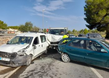 Los tres vehículos implicados han sido retirados de la vía por  varios equipos de auxilio en carretera de Grúas Ibiza
