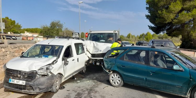 Los tres vehículos implicados han sido retirados de la vía por  varios equipos de auxilio en carretera de Grúas Ibiza