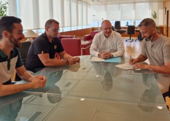 Alberto González firma el acta de toma de posesión.