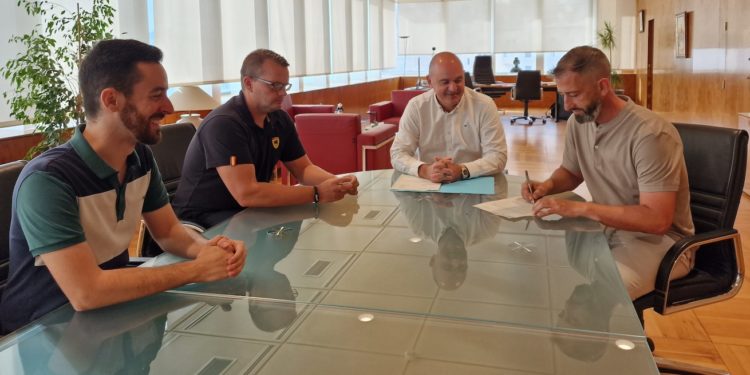 Alberto González firma el acta de toma de posesión.