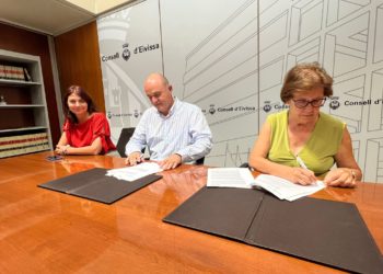 D'esquerra a dreta, la consellera Sara Ramon, el president Vicent Marí i la presidenta de la Federació de Colles de Ball i Cultura Popular d'Eivissa, Maria Marí, en el moment de la firma del conveni. Foto: CIE.