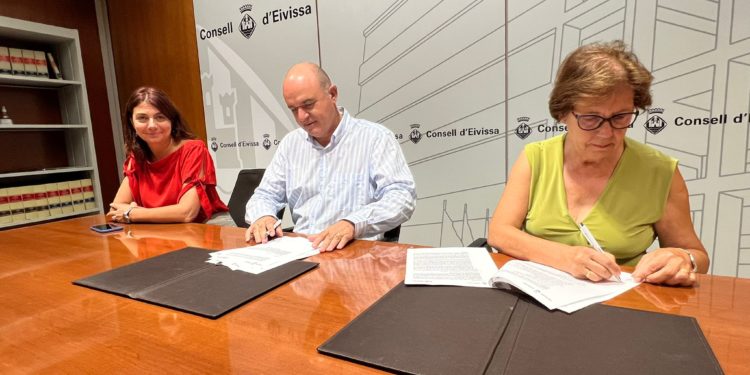 D'esquerra a dreta, la consellera Sara Ramon, el president Vicent Marí i la presidenta de la Federació de Colles de Ball i Cultura Popular d'Eivissa, Maria Marí, en el moment de la firma del conveni. Foto: CIE.