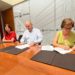 D'esquerra a dreta, la consellera Sara Ramon, el president Vicent Marí i la presidenta de la Federació de Colles de Ball i Cultura Popular d'Eivissa, Maria Marí, en el moment de la firma del conveni. Foto: CIE.