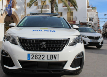 Imagen de archivo de dos vehículos de la Policía Local de Santa Eulària.