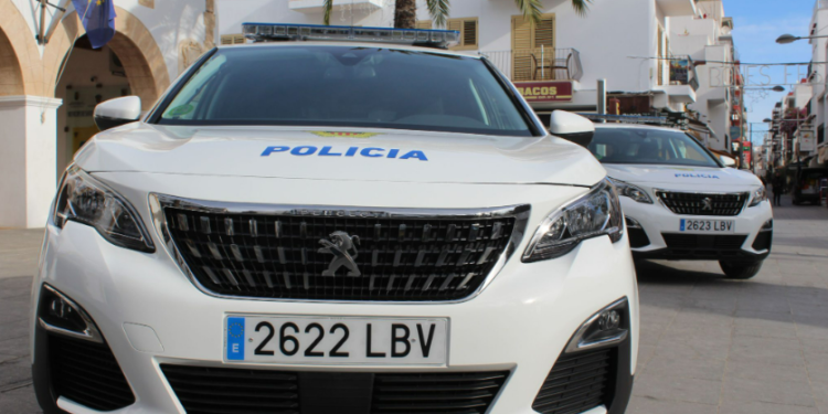 Imagen de archivo de dos vehículos de la Policía Local de Santa Eulària.