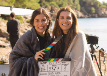 Las actrices Bárbara Hermosilla y Ana Vide sostienen una claqueta durante el rodaje. Foto: Cintia Sarría.