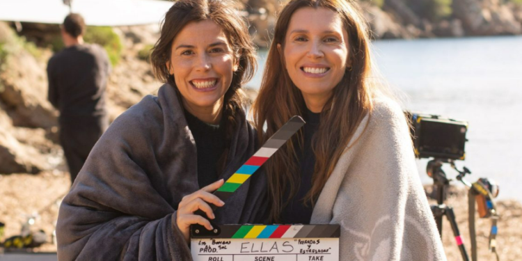 Las actrices Bárbara Hermosilla y Ana Vide sostienen una claqueta durante el rodaje. Foto: Cintia Sarría.