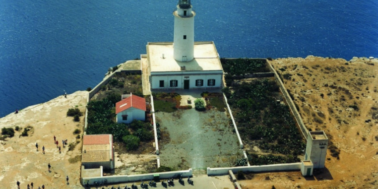 Faro de la Mola en Formentera, lugar en el que ha fallecido el precipitado. Imagen de archivo de APB.