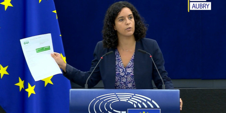 La eurodiputada de izquierda  Manon Aubry durante su intervención en el debate del estado de la UE. Fuente: @Left_EU.