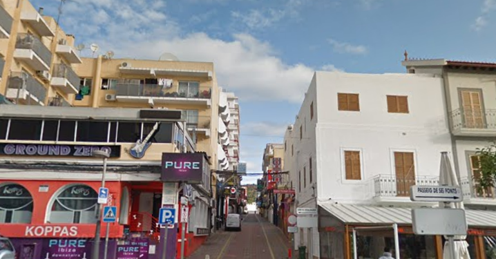 Imagen de la calle Santa Agnès en el West End de Sant Antoni.