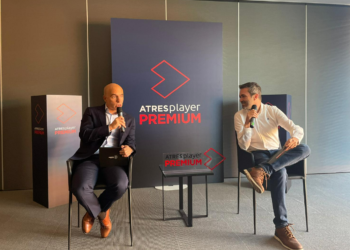 Jose Antonio Antón y Emilio Sánchez, gerente de plataformas y director de contenidos de Atresmedia TV, respectivamente, en el Festival de San Sebastián. Foto: @atresmediacom (Twitter).