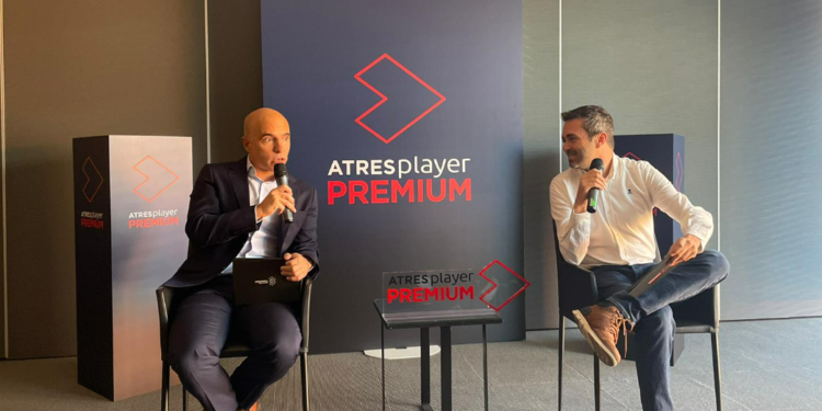 Jose Antonio Antón y Emilio Sánchez, gerente de plataformas y director de contenidos de Atresmedia TV, respectivamente, en el Festival de San Sebastián. Foto: @atresmediacom (Twitter).