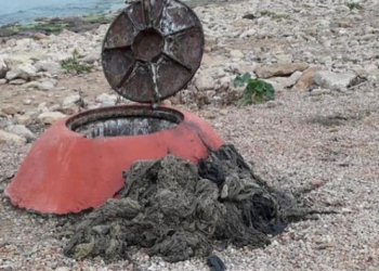 L'acumulació de tovalloletes ha provocat el vessament. Foto: Ajuntament de Sant Josep.