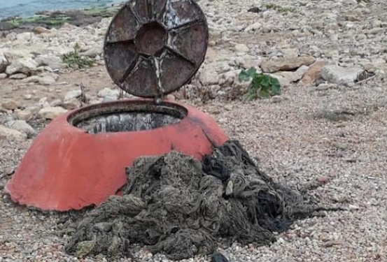 L'acumulació de tovalloletes ha provocat el vessament. Foto: Ajuntament de Sant Josep.