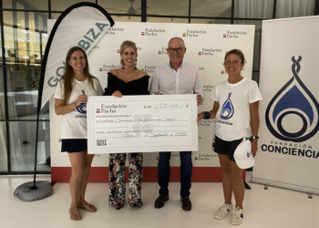Entrega del cheque a la Fundación Conciencia. Imagen cedida a Noudiari.