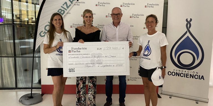 Entrega del cheque a la Fundación Conciencia. Imagen cedida a Noudiari.