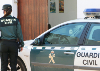 Imagen de archivo de una agente y un vehículo de la Guardia Civil.