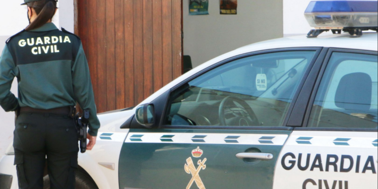 Imagen de archivo de una agente y un vehículo de la Guardia Civil.