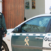 Imagen de archivo de una agente y un vehículo de la Guardia Civil.