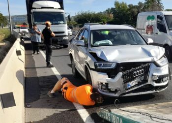 Un equipo de Gruas Ibiza retira uno de los vehículos más perjudicados en el siniestro
