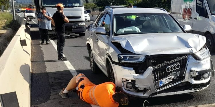 Un equipo de Gruas Ibiza retira uno de los vehículos más perjudicados en el siniestro