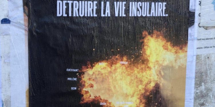 Cartel repartido este verano por el colectivo Les Enfants de la Tempête contra la situación de la vivienda en la isla.