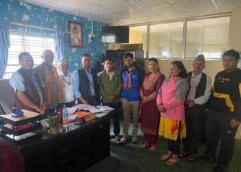 Fotografía junto con el gobierno local de Pokhara. Imagen cedida por  'Vida Oberta a Nepal'.