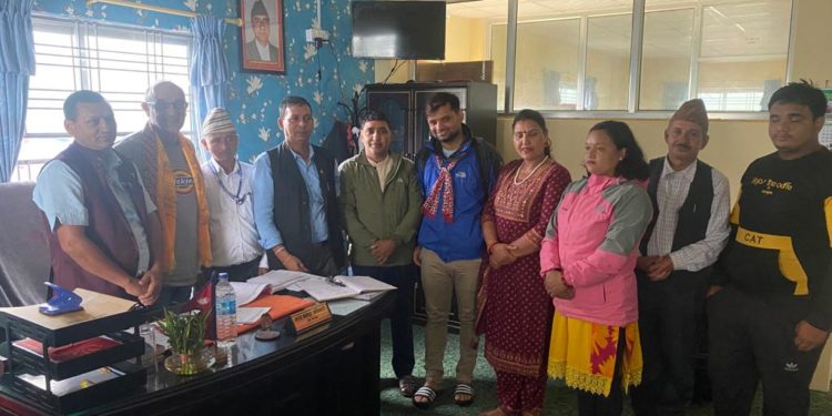 Fotografía junto con el gobierno local de Pokhara. Imagen cedida por  'Vida Oberta a Nepal'.