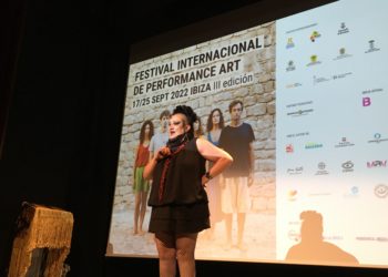 La activista María Galindo durante su charla en Can Jeroni. Foto: Noudiari.