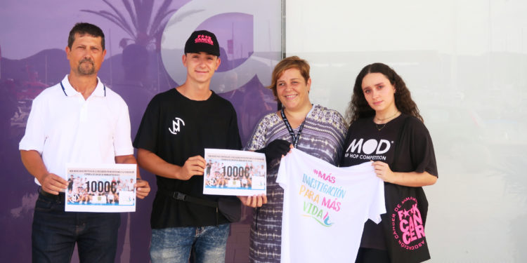 El concejal José Ramón Martín y los organizadores del taller (Carlos Hortensius y Ana García) entregan los 1.000 euros a Susana Ribas, de la asociación. Foto: Ayuntamiento de Sant Antoni.