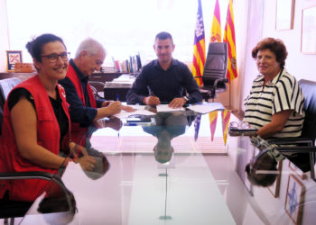 Mary Castaño y Manuel Marín, de Cruz Roja, junto con el alcalde Marcos Serra y la concejala Maria Ramón durante la firma del nuevo convenio. Foto: Ayuntamiento Sant Antoni.