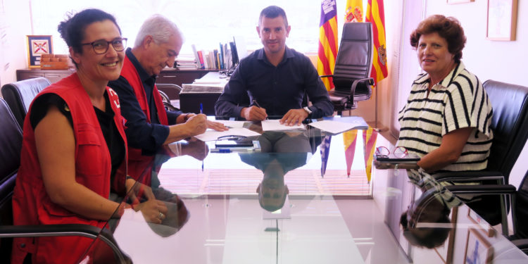 Mary Castaño y Manuel Marín, de Cruz Roja, junto con el alcalde Marcos Serra y la concejala Maria Ramón durante la firma del nuevo convenio. Foto: Ayuntamiento Sant Antoni.
