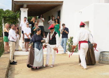 El alcalde Marcos Serra y el concejal Miguel Tur han dado la bienvenida a los periodistas en la bodega Can Rich, donde han presenciado una muestra de ball pagès de sa Colla Brisa de Portmany. Foto: Ayuntamiento de Sant Antoni.