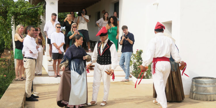 El alcalde Marcos Serra y el concejal Miguel Tur han dado la bienvenida a los periodistas en la bodega Can Rich, donde han presenciado una muestra de ball pagès de sa Colla Brisa de Portmany. Foto: Ayuntamiento de Sant Antoni.