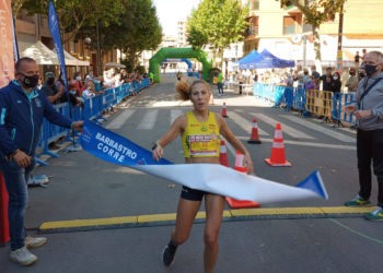La atleta Isabel Linares cruzando la línea de meta en una imagen cedida por Ibiza Sport.