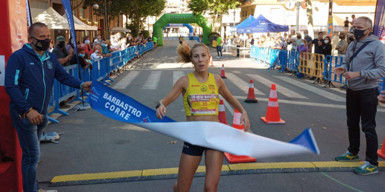 La atleta Isabel Linares cruzando la línea de meta en una imagen cedida por Ibiza Sport.