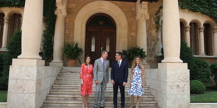 Los Reyes junto a Pedro Sánchez y su esposa, frente al Palau de Marivent. Foto Ministerio de la Presidencia. Gobierno de España