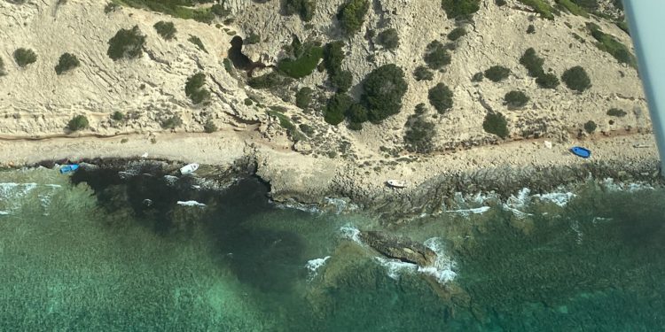Foto de archivo de pateras cerca de La Mola de Formentera.